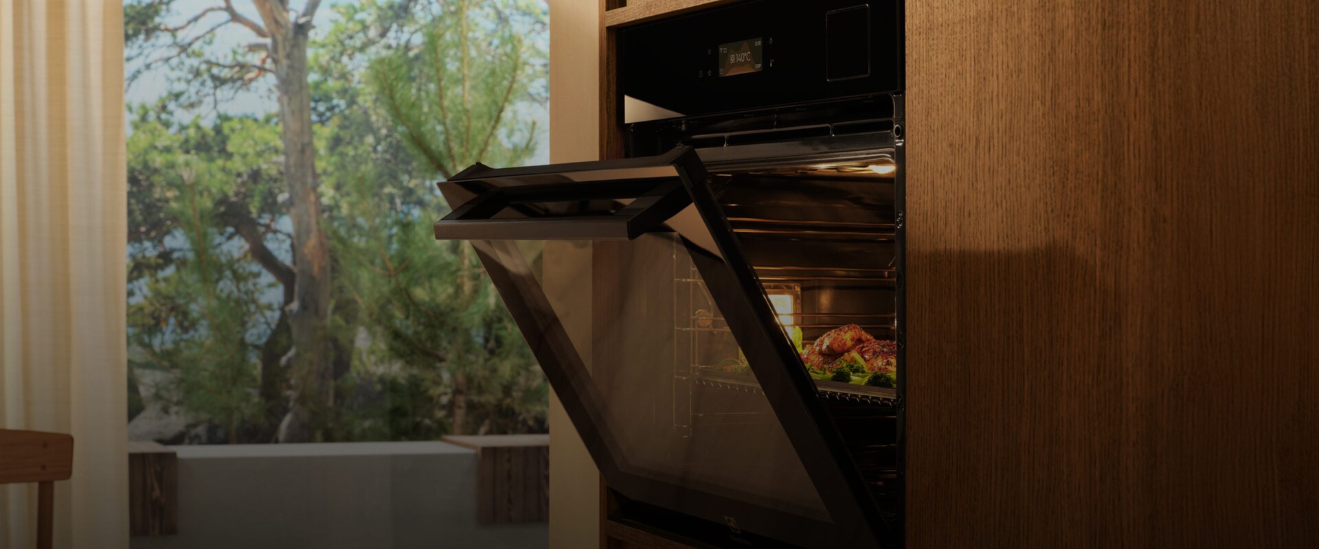 Uunin luukku on hieman raollaan.